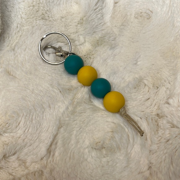 Handmade 15mm silicone bead keychain or zipper pull. Green/yellow - Picture 1 of 3